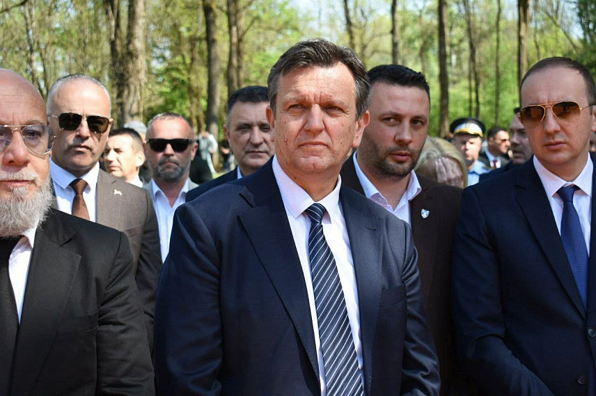 ДОЊА ГРАДИНА, 19. АПРИЛА /СРНА/ - Предсједник СДС-а Бранко Блануша који је предводио делегацију СДС-а у Доњој Градини на обиљежавању Дана сјећања на жртве геноцида над Србима, Јеврејима и Ромима у НДХ., рекао је да је Доња Градина мјесто великог страдања и вјечне опомене и да жртве геноцида у НДХ никада не смију бити заборављене.