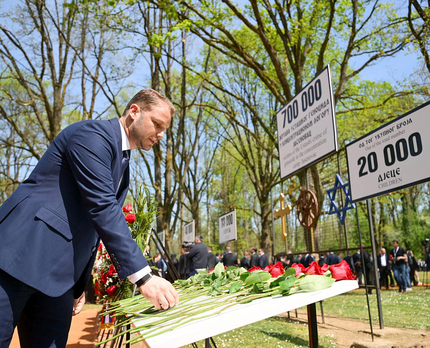 ДОЊА ГРАДИНА, 19. АПРИЛА /СРНА/ - Градоначелник Бањалуке Драшко Станивуковић изјавио је да Доња Градина учи да је памћење обавеза и да је живот увијек јачи од зла, што је посебно важно данас када се многи труде да оживе идеју НДХ која треба да остане у најмрачнијем дијелу историје човјечанства.
