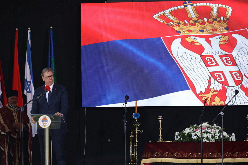 БЕОГРАД/ДОЊА ГРАДИНА, 19. АПРИЛА /СРНА/ - Предсједник Србије Александар Вучић рекао је данас у Доњој Градини да неће више бити ни трактора ни избјеглих Срба, нити ће било ко и било када проводити геноцид и друге тешке злочине над Србима, и нагласио да ће Србија увијек бити уз свој народ. /Фото - Борислав Здриња/