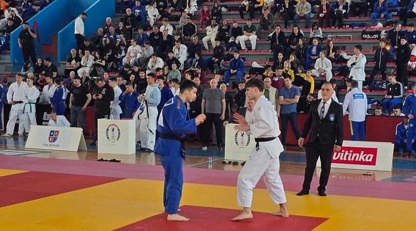 ЗВОРНИК, 19. АПРИЛА /СРНА/ - У Рекреативно-спортском центру у Зворнику данас је отворено првенство БиХ у џудоу за јуниоре и старије пионире на коме учествује око 300 такмичара из 60 клубова.