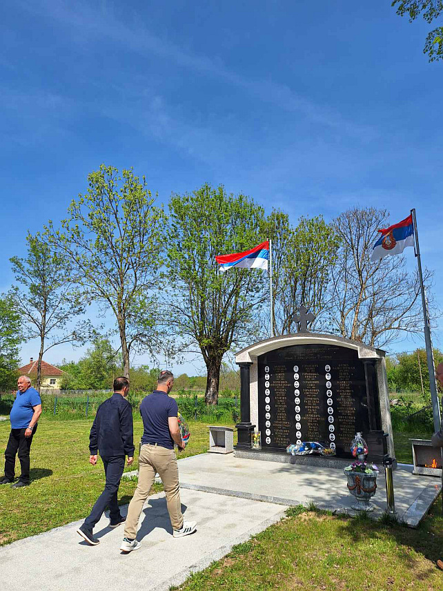 ОЏАК, 19. АПРИЛА /СРНА/ - У порти храма Успења Пресвете Богородице у Доњој Дубици у федералној општини Оџак служен је парастос за 26 бораца и четири цивилне жртве са подручја Доње Дубице, Трњака и Струка који су живот изгубили прије 34 године бранећи огњишта у Одбрамбено-отаџбинском рату.