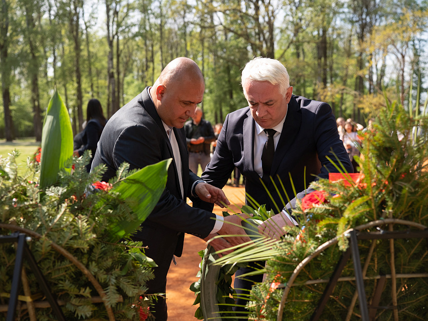 ПОДГОРИЦА, 19. АПРИЛА /СРНА/ - Делегација Нове српске демократије положила је данас, у име предсједника странке Андрије Мандића, вијенац у Спомен-подручју Доња Градина, гдје је обиљежен Дан сјећања на жртве усташког злочина геноцида над Србима, Јеврејима и Ромима у Независној Држави Хрватској.