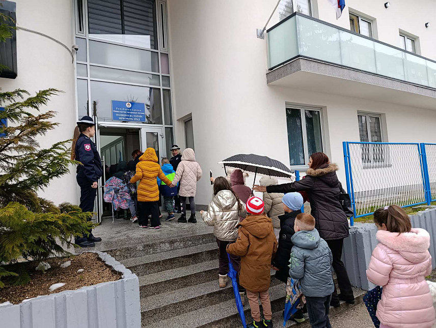 МРКОЊИЋ ГРАД, 1. АПРИЛА /СРНА/ - Полицијска управа Мркоњић Град данас је, поводом обиљежавања Дана полиције Републике Српске - 4. априла, организовала Дан отворених врата за ученике основних школа "Иван Горан Ковачић" и "Петар Кочић".