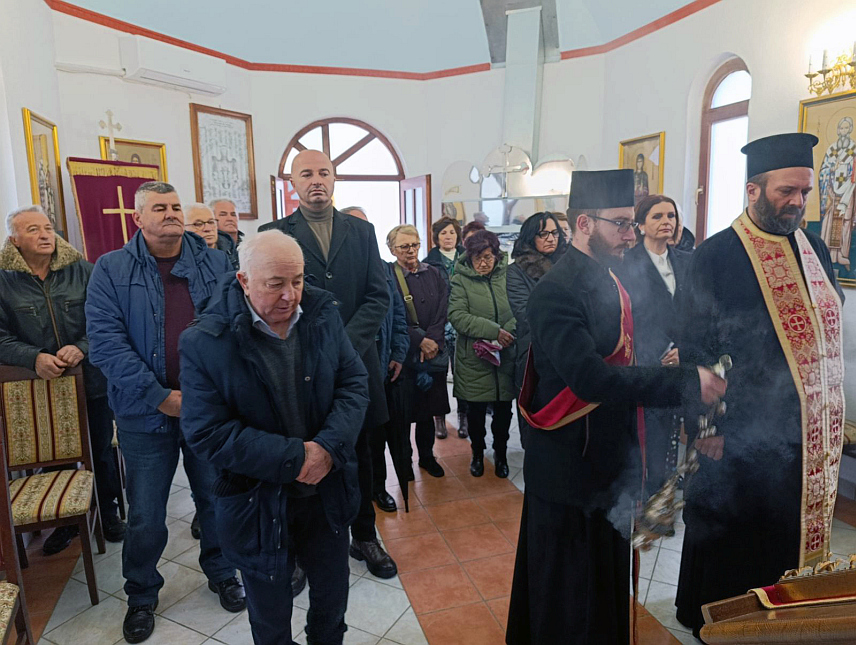 МРКОЊИЋ ГРАД, 1. АПРИЛА /СРНА/ - У капели Светог апостола и јеванђелисте Марка на православном гробљу у Мркоњић Гради у току је помен за жртве из масовне гробнице, којем присуствују предсједник Републичке организације породица заробљених и погинулих бораца и несталих цивила Исидора Граорац, представници општинске власти и удружења логораша.