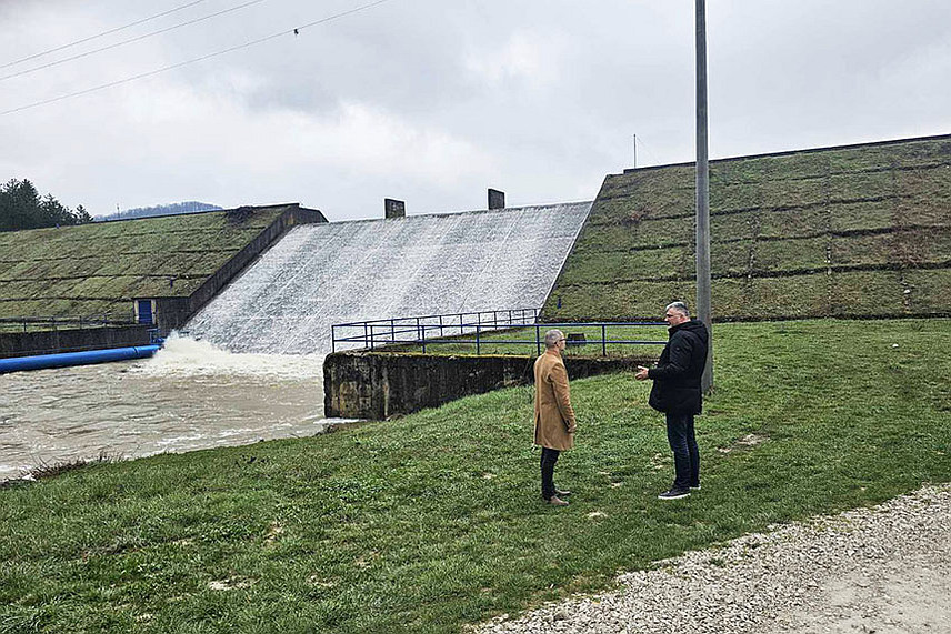БИЈЕЉИНА/ПРЊАВОР, 1. АПРИЛА /СРНА/ - Директор Јавне установе "Воде Српске" Мирослав Миловановић и градоначелник Прњавора Дарко Томаш обишли су данас брану Дренова, чија је стабилност и пуна функционалност очувана захваљујући контролисаном преливању под надзором стручних служби.