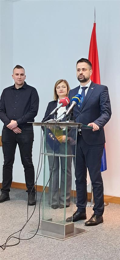 САРАЈЕВО, 1. АПРИЛА /СРНА/ - Министар финансија и трезора у Савјету министара Срђан Амиџић и представници синдиката запослених у институцијама на нивоу БиХ сагласни су да у буџету БиХ за ову годину треба да буду предвиђена средства за исплату плата запосленима у овим институцијама по повећаној основици, почевши од 1. јануара.