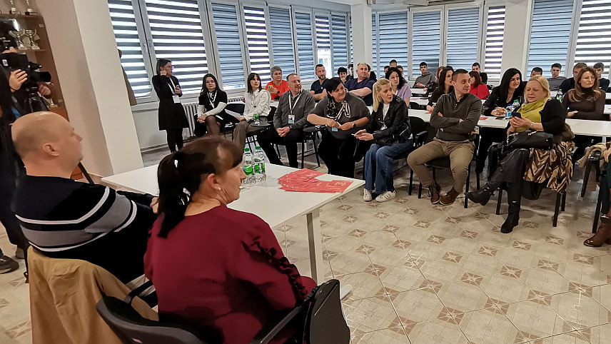 ДОБОЈ, 1. АПРИЛА /СРНА/ - Округли сто "А гдје је породица алкохоличара?" који се одржава у Добоју.