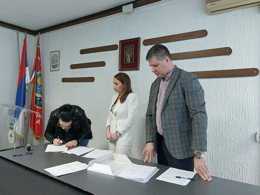 СРБАЦ, 1. АПРИЛА /СРНА/ - Привредни субјекти са подручја општине Србац, којима су одобрени подстицаји за запошљавање за прошлу годину, потписали су данас уговоре са начелником Одјељења за привреду, пољопривреду и друштвене дјелатности Марком Михољчићем.