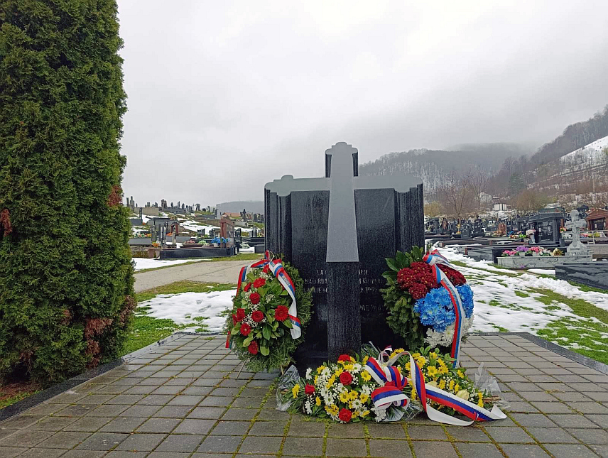 МРКОЊИЋ ГРАД, 1. АПРИЛА /СРНА/ - На правословном гробљу у Мркоњић Граду данас је служен парастос у капели Светог апостола Марка и положени су вијенци код спомен-обиљежја поводом 30 година од отварања масовне гробнице у којој је пронађено 181 тијело звјерски убијених Срба.