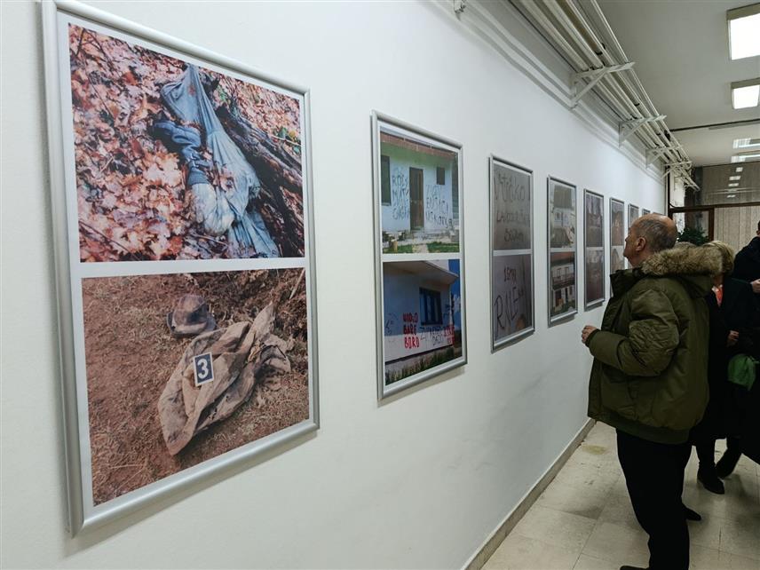 МРКОЊИЋ ГРАД, 1. АПРИЛА /СРНА/ - У Народној библиотеци у Мркоњић Граду вечерас је поводом 30 година од отварања масовне гробнице Срба приређена изложба "Запамти, не заборави", која садржи 25 фотографија које на аутентичан начин приказују људска и материјална страдања у овој локалној заједници у Одбрамбено-отаџбинском рату.