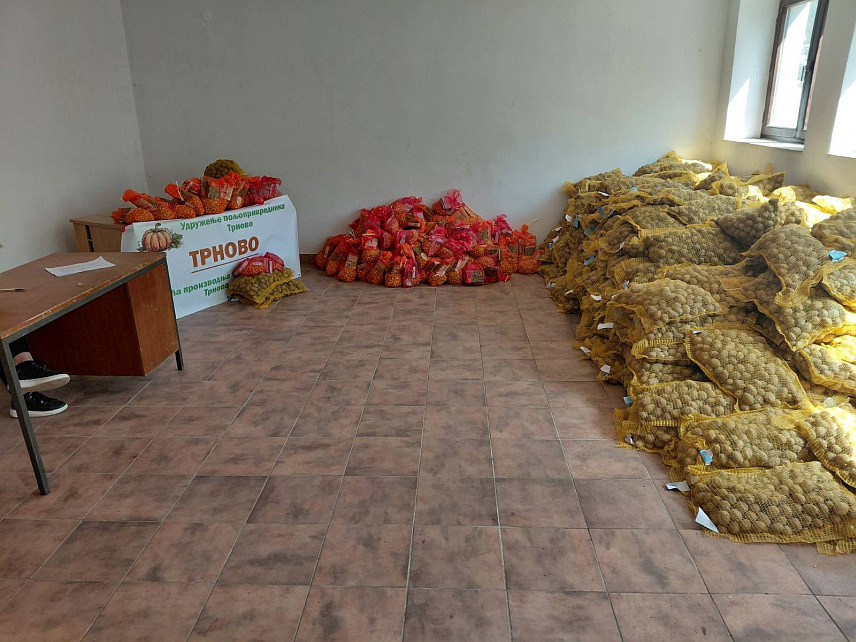 ТРНОВО, 20. АПРИЛА /СРНА/ - Општина Трново подијелила је пољопривредним произвођачима 140 сјеменских пакета.