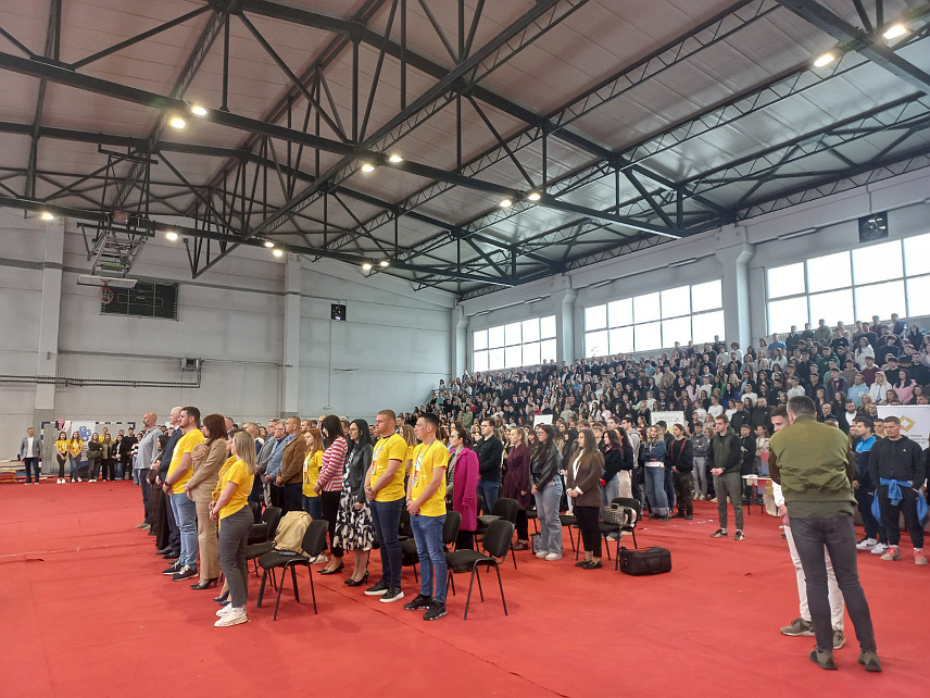 БАЊАЛУКА, 20. АПРИЛА /СРНА/ - Ректор Универзитета у Бањалуци Радослав Гајанин рекао је да ће током Дана отворених врата Универзитета сви факултети имати прилику да представе своје студијске програме и матурантима пруже прилику да се упознају више о факултетима за које су заинтересовани.