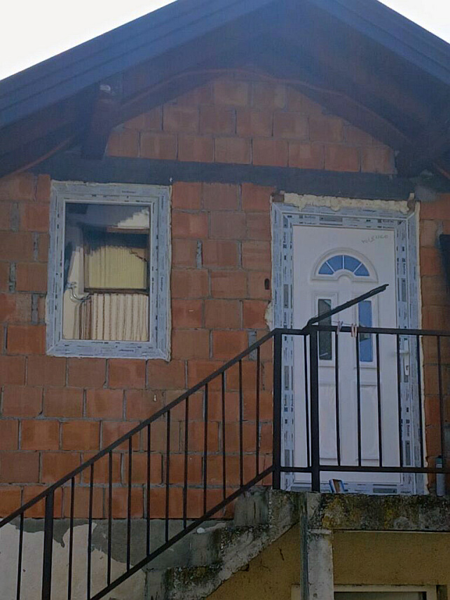 РОГАТИЦА, 20. АПРИЛА /СРНА/ - Подршка вишечланим породицама један је од приоритета општине Рогатица и у оквиру тих активности замијењена је столарија на кући вишечлане породици Окиљ-Пандуревић, у којој одраста шесторо дјеце.