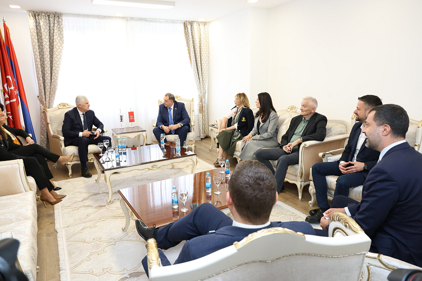 БАЊАЛУКА, 21. АПРИЛА /СРНА/ - Састанак представника СНСД-а и ХДЗ-а које предводе лидери странака Милорад Додик и Драган Човић одржан је данас у Бањалуци. Састанку су присуствовали потпредсједник СНСД-а Сања Вулић, генерални секретар СНСД-а Срђан Амиџић, организациони секретар СНСД-а Игор Додик, функционери странке Никола Шпирић, Ана Тришић Бабић и Радован Ковачевић, те у име ХДЗ-а замјеник предсједника странке Борјана Кришто и потпредсједник Даријана Филиповић. /Фото - Борислав Здриња/