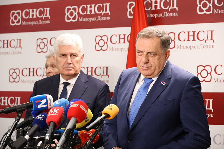 БАЊАЛУКА, 21. АПРИЛА /СРНА/ - Лидер СНСД-а Милорад Додик и лидер ХДЗ-а БиХ Драган Човић на конференцији за новинаре данас у Бањалуци након састанка са представницима ХДЗ-а БиХ. /Фото - Борислав Здриња/