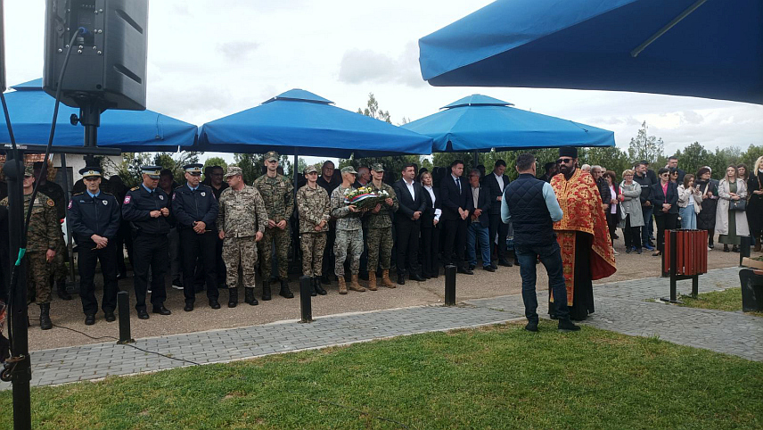 БИЈЕЉИНА, 21. АПРИЛА /СРНА/ - На градском гробљу Пучиле у Бијељини обиљежене су 33 године од погибије 33 борца у бици на Бањ Брду, а пред великим бројем окупљених служен је парастос и положени вијенци и цвијеће.