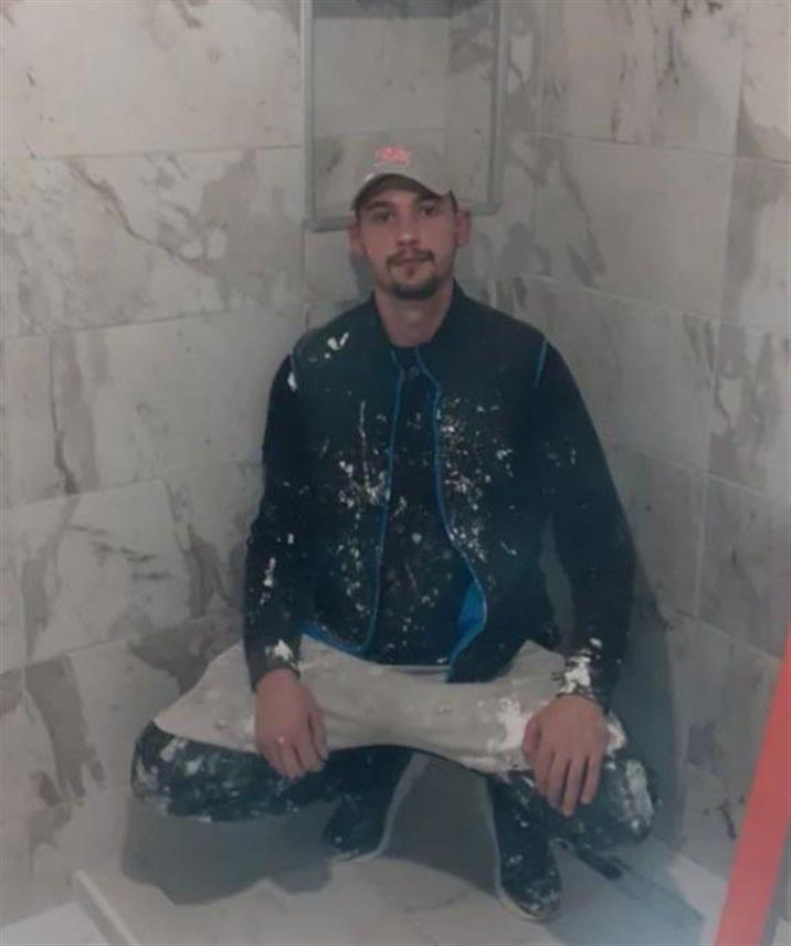 ПОДГОРИЦА, 21. АПРИЛА /СРНА/ - Црногорска полиција трага за Вехидом Мурићем /25/ из Рожаја који је осумњичен за троструко убиство у Подгорици.