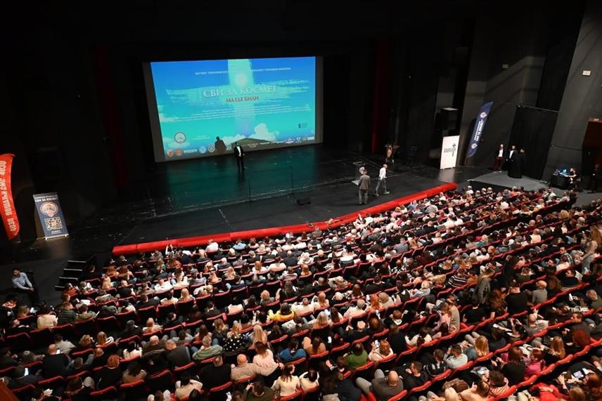 БЕОГРАД, 21. АПРИЛА /СРНА/ - Хуманитарна организација "Сви за Космет" из Београда организоваће од 23. до 26. априла хуманитарне пројекције филма "Сви за Космет, ма где били" у Чајничу, Фочи, Гацку и Вишеграду, а добровољни приход од улазница биће усмјерен за потребе српског народа и светиња у јужној српској покрајини.