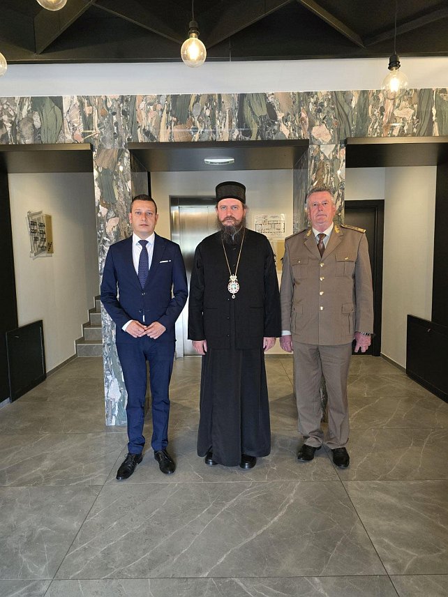 ЈАХОРИНА, 21. АПРИЛА /СРНА/ - Замјеник министра одбране у Савјету министара Александар Гогановић и начелник Заједничког штаба Оружаних снага БиХ, генерал-пуковник Гојко Кнежевић разговарали су на Јахорини са епископом бихаћко-петровачким и војним владиком Сергијем.