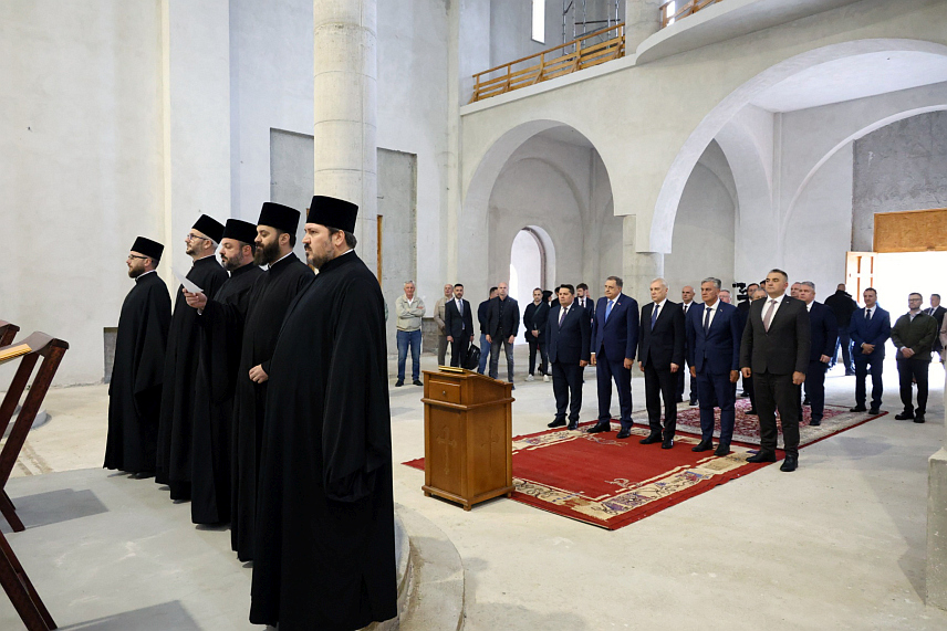 БАЊАЛУКА, 21. АПРИЛА /СРНА/ - Делегација Руске Федерације предвођена замјеником министра спољних послова Александром Грушком са званичницима Републике Српске посјетила је данас у Бањалуци Српско-руски храм Преображења Господњег који је у изградњи./фото: Борислав Здриња/