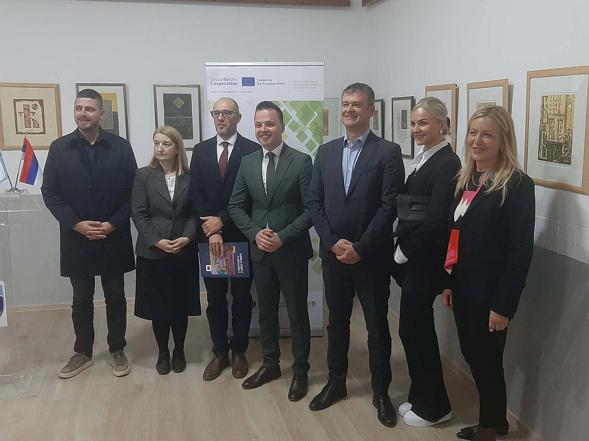 ФОЧА, 21. АПРИЛА /СРНА/ - У Фочи је данас у присуству представника ЕУ и руководстава ове и црногорске општине Плужине одржана свечаност поводом постављања расвјете на Сат кулу и два ћехотинска моста, те лед билборда на главном градском тргу, што је дио програма прекограничне сарадње.