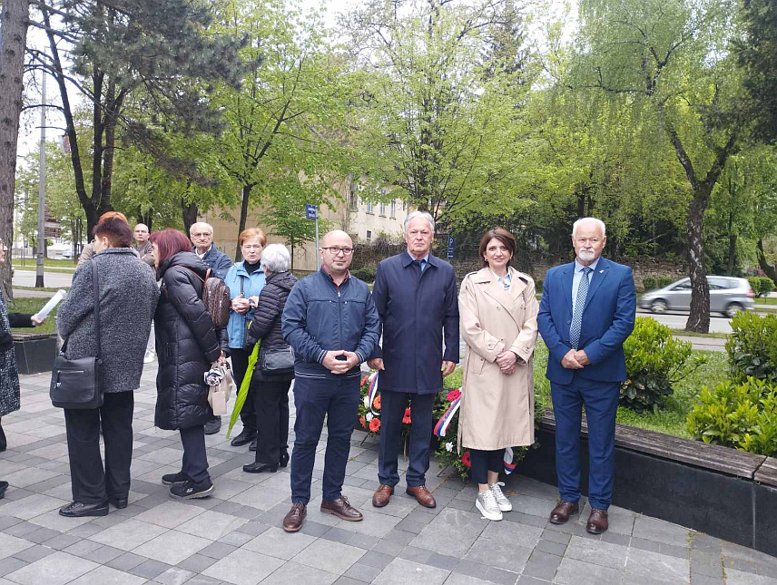 БАЊАЛУКА, 22. АПРИЛА /СРНА/ - Комеморативном скупу поводом 81 године од пробоја јасеновачких логораша који је данас одржан код Споменика "Топола ужаса" у Бањалуци присуствовали су представници републичких и градских власти, бањалучког Удружења логораша Другог свјетског рата, Савеза логопраша Републике Српске, ученици средње Медицинске и Електротехничке школе Бањалука.