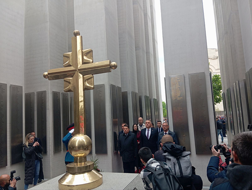 БАЊАЛУКА, 22. АПРИЛА /СРНА/ - На Централном спомен-обиљежју погинулим борцима Војске Републике Српске у протеклом Одбрамбено-отаџбинском рату данас су у Бањалуци положени вијенци поводом Дана града.