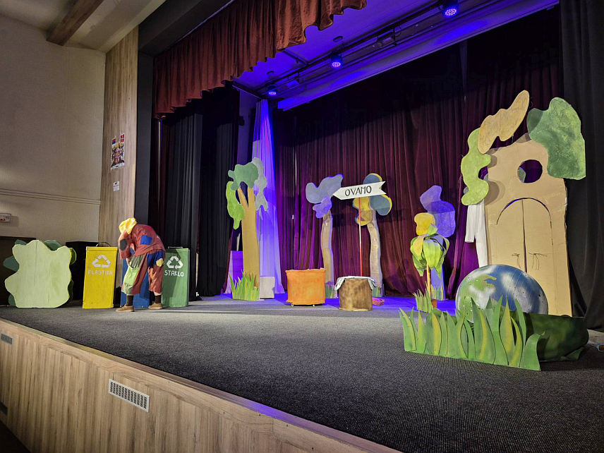 ПАЛЕ, 22. АПРИЛА /СРНА/ - Народно позориште Источно Сарајево данас је на Палама, поводом Дана планете Земље, извело представу за најмлађе под називом "Чувари планете" којом су глумци указали на проблем загађења и важност очувања природних ресурса.