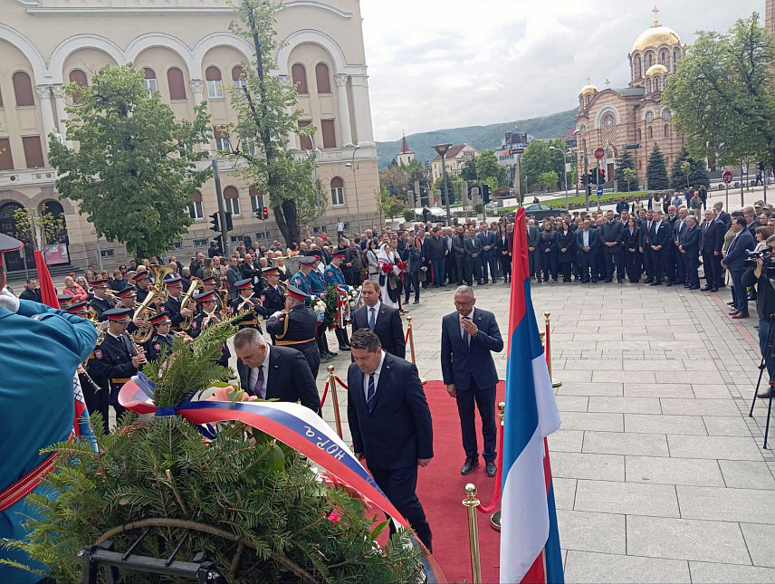 БАЊАЛУКА, 22. АПРИЛА /СРНА/ - Вијенце на Споменик погинулим борцима НОР-а поводом Дана града Бањалука данас су положили предсједник Народне скупштине Републике Српске Ненад Стевандић, премијер Саво Минић и министри у Влади Српске, градоначелник Бањалуке Драшко Станивуковић, предсједник Скупштине града Љубо Нинковић, представници Скупштине Војводине, замјеник министра иностраних послова Руске Федерације Александар Грушко и Амбасадор Русије у БиХ Игор Калабухов.