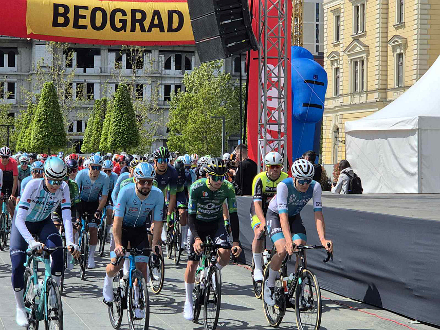 БЕОГРАД, 22. АПРИЛА /СРНА/ - Са Савског трга у Београду данас је стартовала 20. Међународна бициклистичка трка "Београд–Бањалука" у којој се за титулу најбољег бори 140 такмичара из 35 земаља.