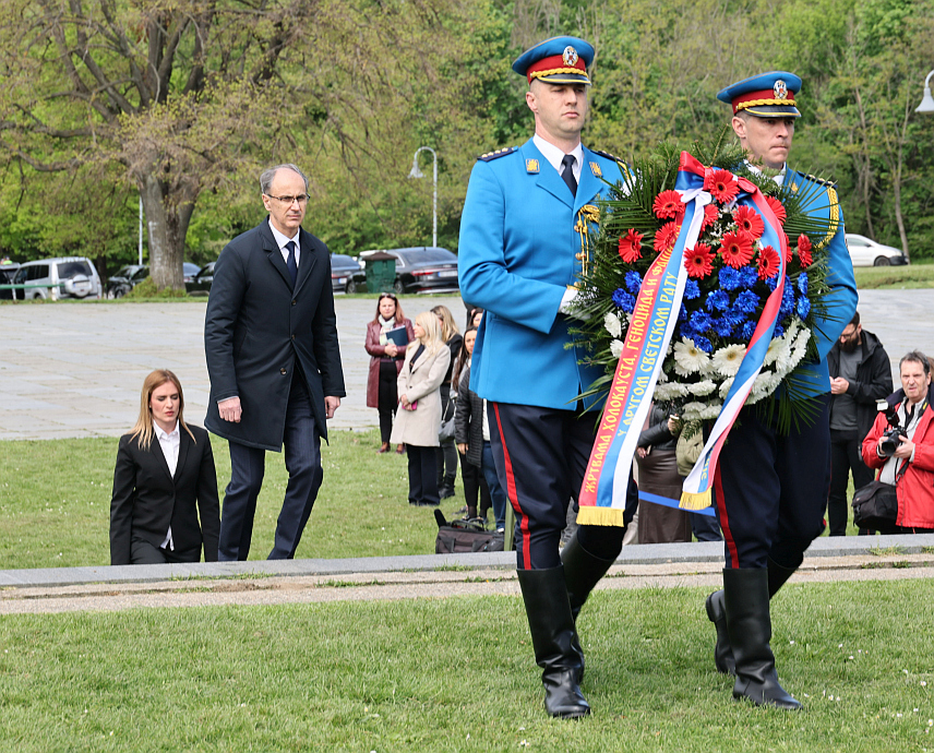 БЕОГРАД, 22. АПРИЛА /СРНА/ - Предсједник Владе Србије Ђуро Мацут данас на комеморацији у Спомен-парку "Јајинци" поводом Дана сјећања на жртве Холокауста, геноцида и друге жртве фашизма у Другом свјетском рату и пробоја логора Јасеновац.