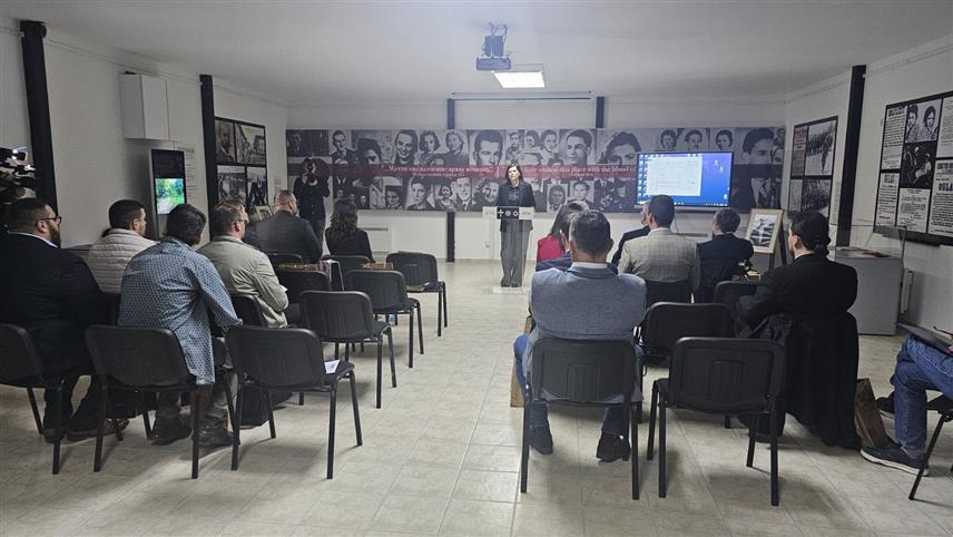 КОЗАРСКА ДУБИЦА, 22. АПРИЛА /СРНА/ - Помоћник министра за културу у Министарство просвјете Републике Српске Tања Ђаковић током обраћања на округлом столу о системском уништавању Срба, Јевреја и Рома у НДХ.