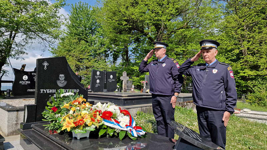 ПРИЈЕДОР, 22. АПРИЛА /СРНА/ - Руководство Полицијске управе Приједор одало је данас почаст полицијском службенику Слађенку Тубину, који је прије седам година изгубио живот обављајући полицијску дужност.