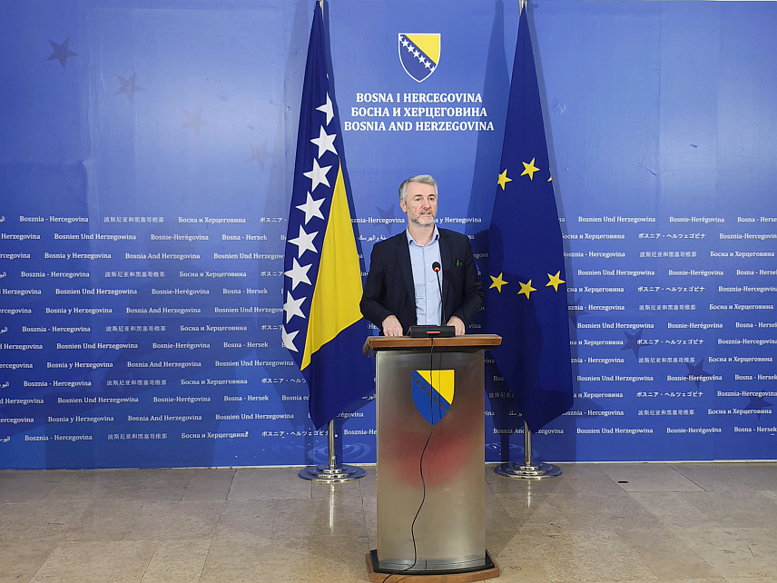 САРАЈЕВО, 22. АПРИЛА /СРНА/ - Министар транспорта и комуникација у Савјету министара Един Форто на конференцији за новинаре након сједнице Савјета министара.