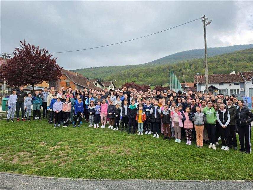 РИБНИК, 22. АПРИЛА /СРНА/ - У општини Рибник данас је, поводом обиљежавања Међународног дана планете Земље, организована еколошка акција прољећног чишћења јавних површина која је окупила више од 400 учесника.