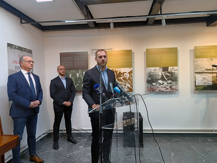 БЕОГРАД, 22. АПРИЛА /СРНА/ - У Библиотеци града Београда данас је отворена изложба "Јасеновац – трајна опомена" којој се кроз текстуалне и фотографске приказе, као и аутентичне предмете, пружају докази о геноциду који је у Независној држави Хрватској /НДХ/ извршен над Србима, Ромима и Јеврејима.