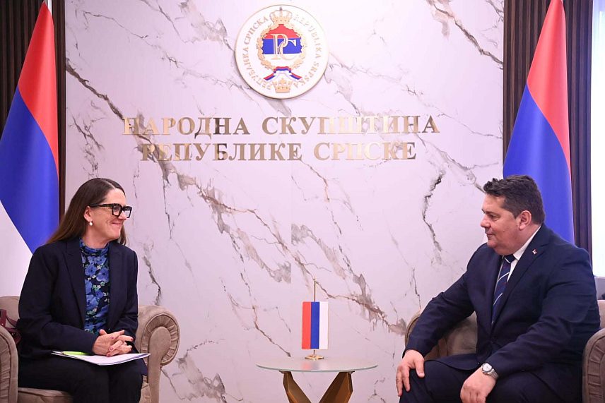 БАЊАЛУКА, 22. АПРИЛА /СРНА/ - Предсједник Народне скупштине Ненад Стевандић током састанка у Бањалуци са амбасадором Шведске у БиХ Хеленом Лагерфел.