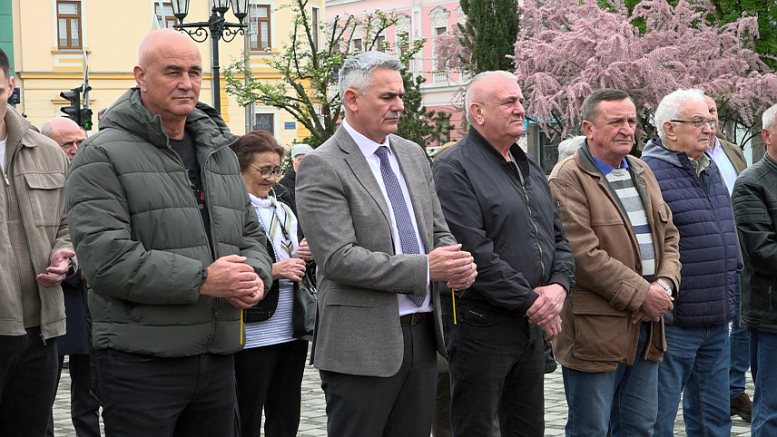 БРЧКО, 22. АПРИЛА /СРНА/ - Код споменика српским браниоцима Брчко дистрикта данас је први пут служен парастос јасеновачким жртвама, поводом обиљежавања страдања у логору Јасеновац и 81 године од пробоја логораша.