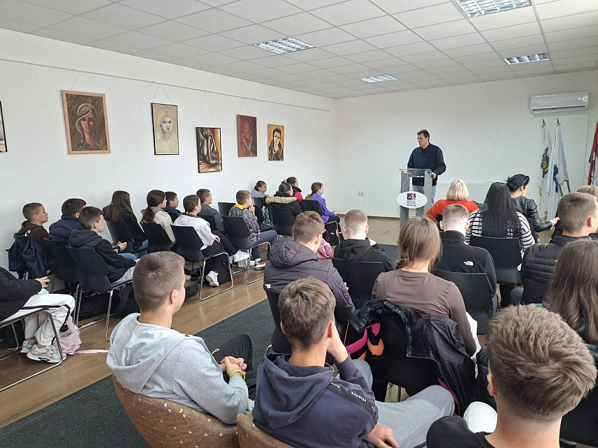 ШАМАЦ, 22. АПРИЛА /СРНА/ - Представник Музеја Народног позоришта из Београда Драган Савовић одржао је данас предавање за шамачке основце и средњошколце о насљеђу београдског позоришта.