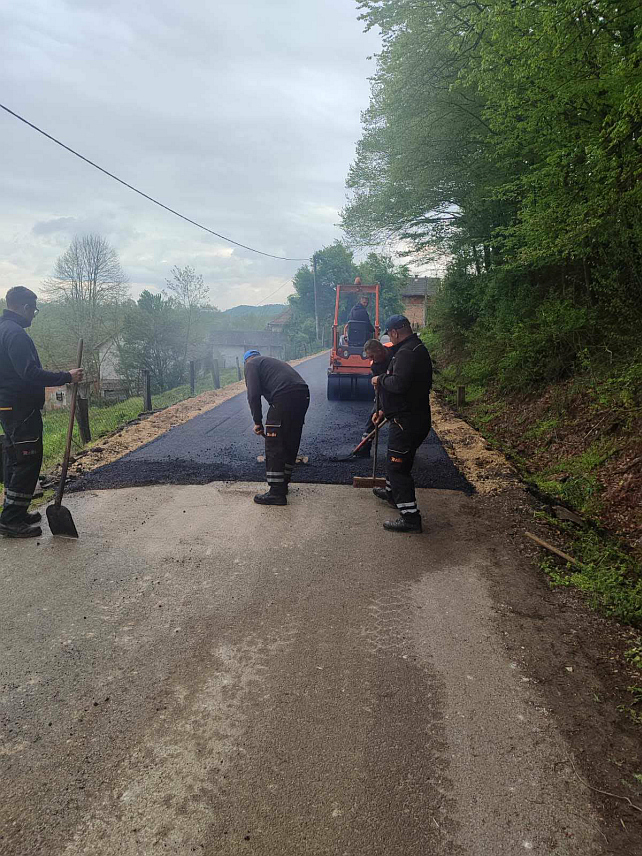 БАЊАЛУКА, 23. АПРИЛА /СРНА/ - Вршилац дужности директора Републичког секретаријата за расељена лица и миграције Слађан Јовић изјавио је у Петрову да је Секретаријат издвојио 20.000 КМ за асфалтирање дионице пута Порјечина–Кртова, како би се избјеглом и расељеном становништву на подручју те општине обезбиједио пут до кућа, а који ће служити свим становницима.