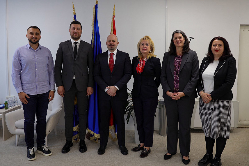 САРАЈЕВО, 23. АПРИЛА /СРНА/ - Отправник послова Амбасаде САД у БиХ Џон Гинкел са директором Агенције за унапређење страних инвестиција у /Фипа/ БиХ Марком Кубатлијом.