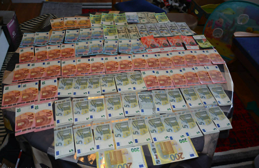 ДОБОЈ, 23. АПРИЛА /СРНА/ - У Теслићу је ухапшено лице чији су иницијали Е.А. из овог града од кога је одузета дрога и одређен износ новца, саопштено је из Полицијске управе Добој.