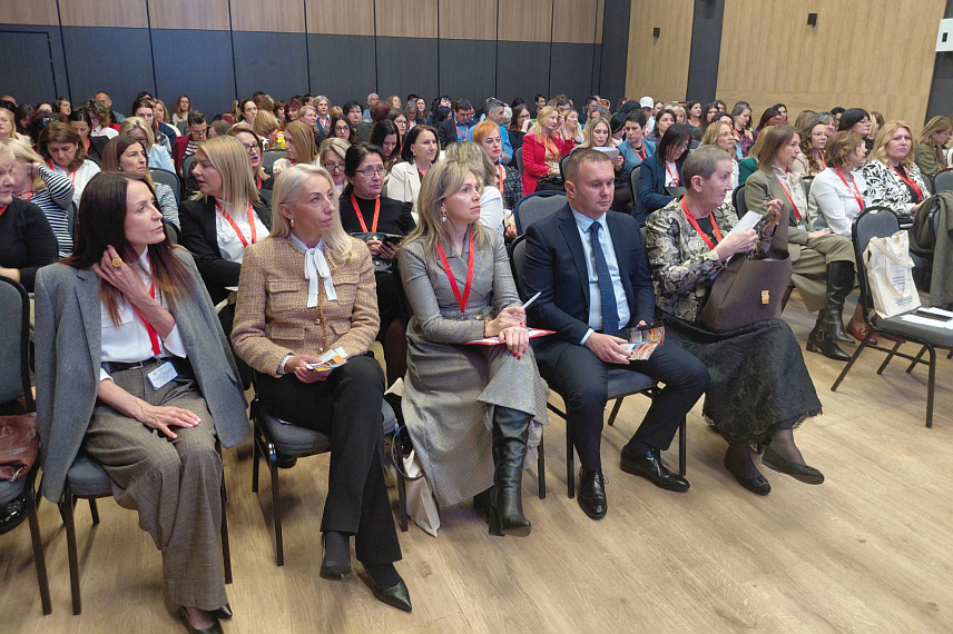 ЈАХОРИНА, 23. АПРИЛА /СРНА/ - Међународни скуп библиотекара, који је окупио око 200 учесника из Руске Федерације, Њемачке, Србије, Црне Горе, Њемачке и Републике Српске свечано је отворен на Јахорини.