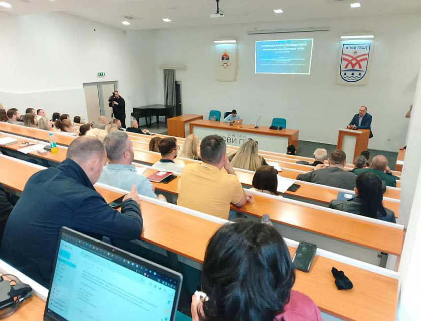 НОВИ ГРАД, 23. АПРИЛА /СРНА/ - Око 70 одсто законодавства које треба да се усклади са ЕУ имплементира се на нивоу локалне заједнице, речено је данас у Новом Граду на предавању о усклађивању прописа Републике Српске са законодавством ЕУ, у организацији Министарства за европске интеграције и међународну сарадњу.