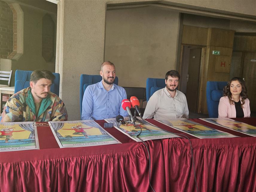 ПРИЈЕДОР, 23. АПРИЛА /СРНА/ - Позориште Приједор 5. маја премијерно ће играти нову представу у 73. сезони, "Мистерију буфо" по тексту Дарија Фоа и у режији Давида Алића, најавио је данас директор ове куће Срђан Књегињић.