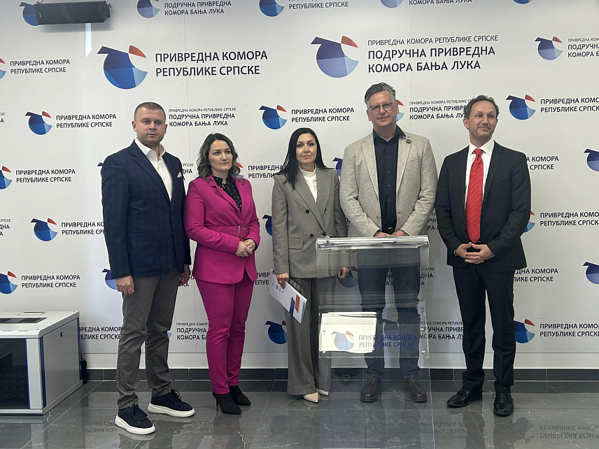 БАЊАЛУКА, 23. АПРИЛА /СРНА/ - Помоћник министра за средње образовање и васпитање и образовање одраслих Републике Српске Бојана Кос, генерални секретар Привредне коморе Републике Српске Драган Шепа, власник и директор фирме "Тикт Мануфактура" из Градишке Крешимир Бодрожић и директор програма Одрживи економски развој и промоција запошљавања у БиХ Јенс Елснер.