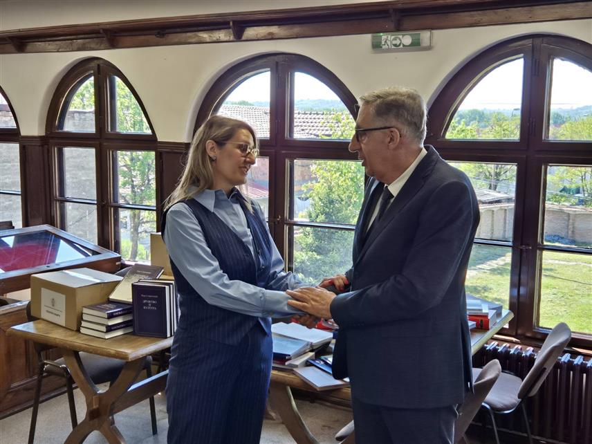 ОБРЕНОВАЦ, 23. АПРИЛА /СРНА/ - Шеф Представништва Републике Српске у Србији Млађен Цицовић је уручио донацију од 300 књига издавача из Републике Српске градској библиотеци у Обреновцу, чиме је Представништво званично започело овогодишњу акцију донирања књига библиотекама у Србији под називом "Култура нас спаја, књига уједињује".