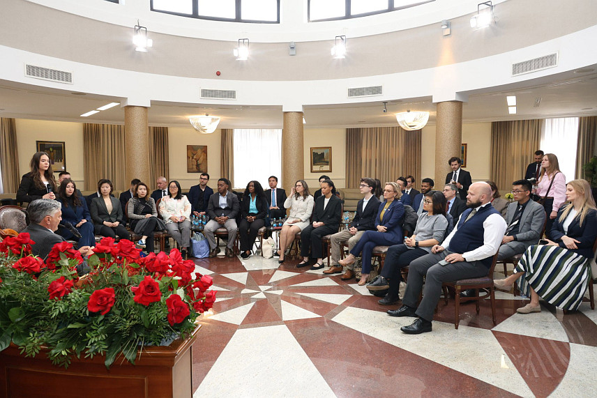 БАЊАЛУКА, 23. АПРИЛА /СРНА/ - Предсједник Републике Српске Синиша Каран упознао је данас групу дипломаца са Харварда и Станфорда о уставној позицији Републике Српске, сложености уставног система и политичкој ситуацији у БиХ. /ФОТО Борислав Здриња/