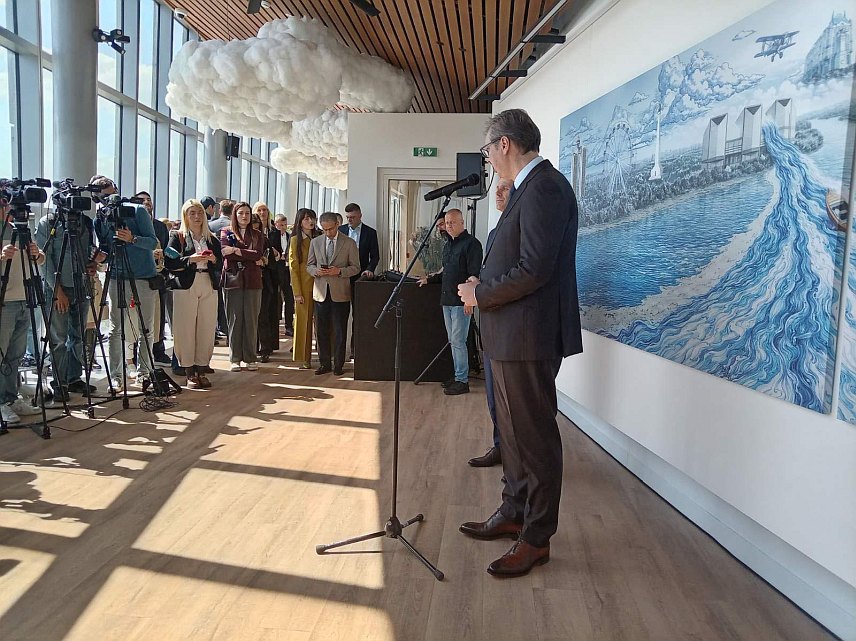 БЕОГРАД, 23. АПРИЛА /СРНА/ - Предсједник Србије Александар Вучић рекао је новинарима да се информисао о здравственом стању генерала Ратка Младића које је веома лоше и да не разумије зашто му не допусте да посљедње дане проведе ван затворске ћелије.