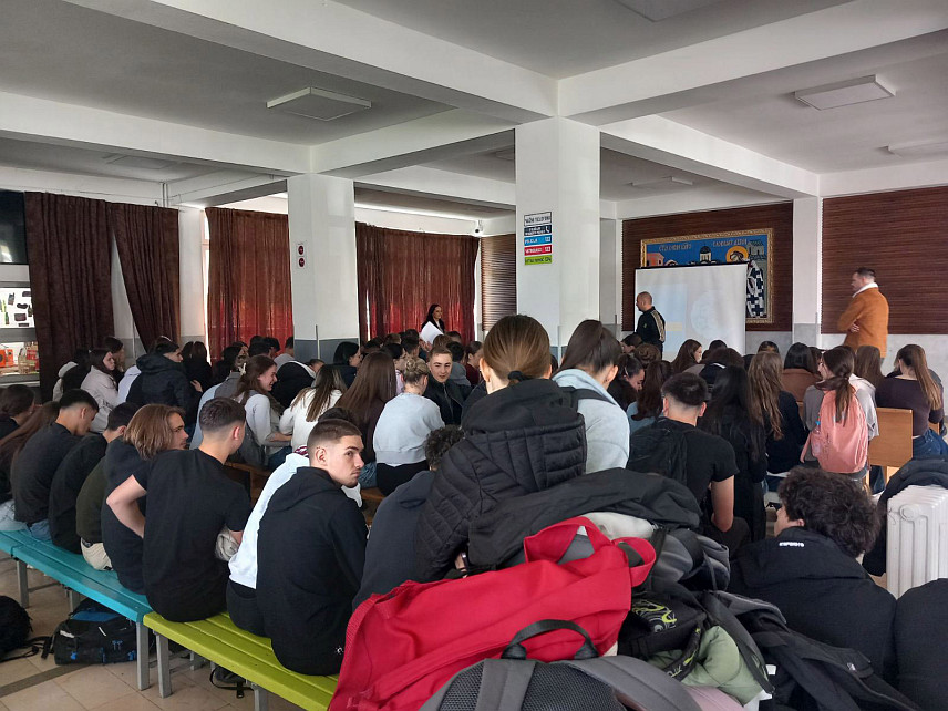 МРКОЊИЋ ГРАД, 23. АПРИЛА /СРНА/ - У Мркоњић Граду данас је за ученике Средњошколског центра и Гимназије одржана вршњачка едукација у оквиру које је организовано предавање о теми хуманог папилома вируса /ХПВ/ и вакцинацији против ХПВ-а.